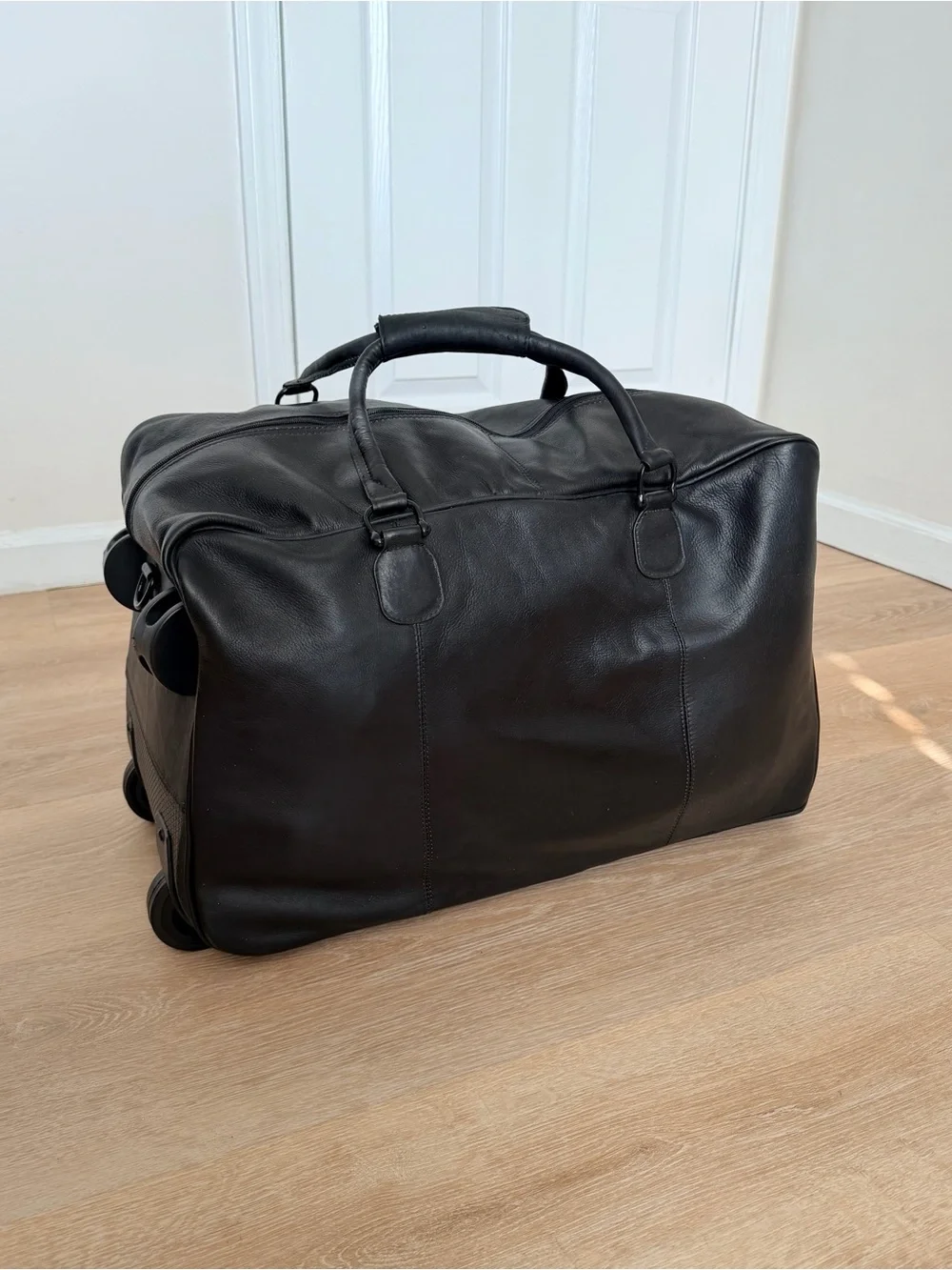 $1,250 NWOT Large Leather Rolling Duffel Bag Wheeled Carry On Handmade Colombia